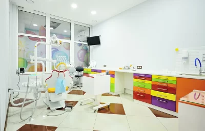 カラフルな小児歯科の診察室